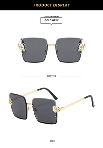 Détail de lunettes de soleil carrées gris doré avec charnière fleurie en métal ajouré