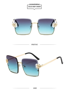 Détail de lunettes de soleil carrées à monture demi-cerclée avec charnières à fleurs dorées