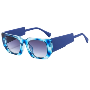 Occhiali da sole quadrati alla moda con montatura blu testurizzata e lenti sfumate