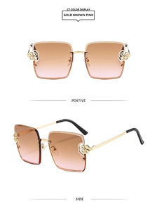 Détail des lunettes de soleil carrées avec motif floral ajouré sur les branches