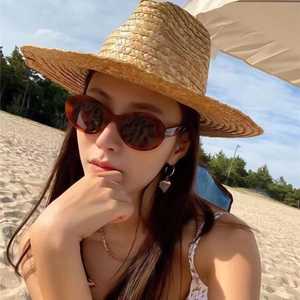 Chic oval tortoise sunglasses and straw hat set for women's summer beach vacation