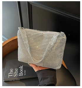 Gros plan du sac à main en strass argentés brillants montrant la surface en cristal