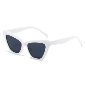 Lunettes de soleil œil de chat blanches modernes avec monture épaisse et verres noirs chic