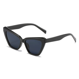 Lunettes de soleil œil de chat pour femmes avec monture noire et verres teintés sombres