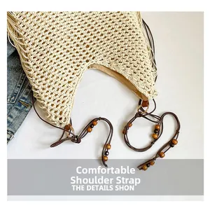 Détail du sac de plage tissé avec bordure à franges et bandoulière ornée de perles en bois