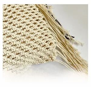 Détail du sac crochet bohème avec motif nid d'abeille beige et longues franges