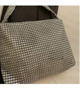 Gros plan d'un sac à main de soirée argenté avec des strass étincelants et une poignée chic
