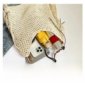 Détail de la capacité intérieure du sac de plage au crochet crème avec franges et perles