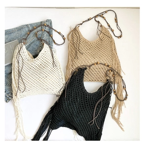 Trois sacs à bandoulière au crochet faits main avec franges et perles en bois