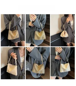 Détails de sacs de soirée à strass étincelants et sacs à bandoulière blancs sur modèle