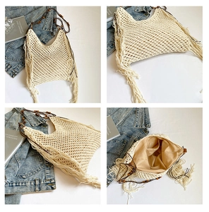 Détail d'un sac cabas tissé bohème avec de longues franges et bandoulière en perles