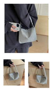 Détail du sac à bandoulière en strass avec fermetures éclair argentées et texture d'anse