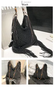 Détail d'un sac cabas en crochet noir avec de longues franges et perles en bois