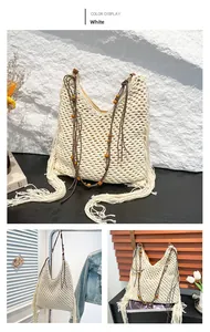 Détail du sac cabas au crochet bohème avec longues franges et perles en bois