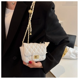 Dettaglio della mini borsa trapuntata bianca con catena dorata e chiusura a scatto