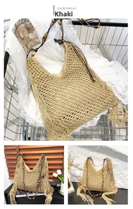 Détail d'un sac cabas en paille crochetée kaki avec franges et perles en bois