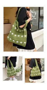 Dettaglio borsa tote verde all'uncinetto con stelle bianche in uno stile street chic