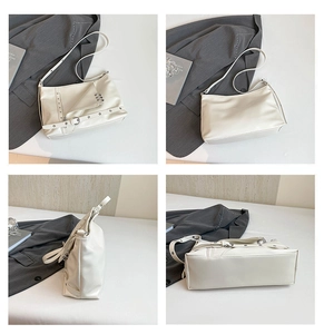 Vues détaillées du sac punk beige avec boucles métalliques et design style motard