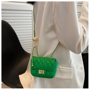 Dettaglio mini borsa trapuntata verde con catena dorata e sfera metallica regolabile