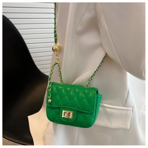 Dettaglio borsa a tracolla trapuntata verde brillante con catena dorata e sfera regolabile
