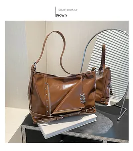 Détail du sac fourre-tout en cuir marron brillant avec quincaillerie métallique et rivets