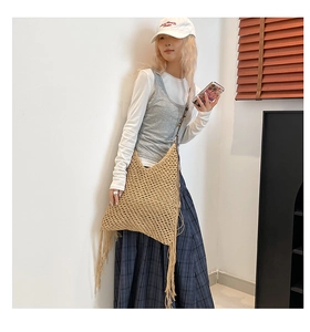 Détail du sac de plage tissé main en kaki avec des accents de franges bohèmes