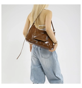 Détail du sac hobo punk marron café avec œillets métalliques argentés et bandoulière réglable