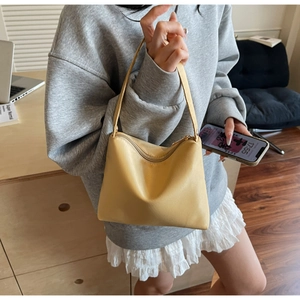 Détail d'un sac sous les bras minimaliste en cuir PU beige avec fermeture éclair