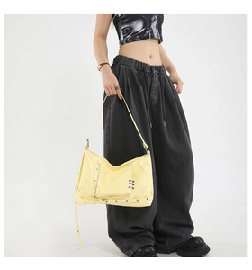 Sac fourre-tout jaune style punk avec clous argentés et boucles métalliques décoratives
