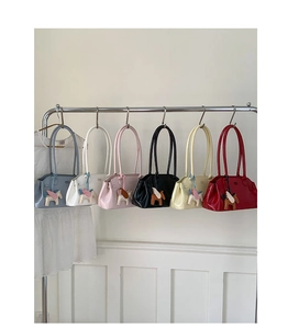 Série de sacs bowling en cuir brillant coloré avec breloques cheval sur support