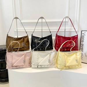 Set di sei borse tote alla moda in pelle verniciata con borchie multicolore