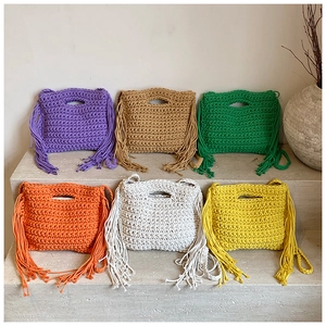 Detailansicht handgefertigter Boho-Häkel-Tote-Bags in sechs Farben mit Fransenverzierung