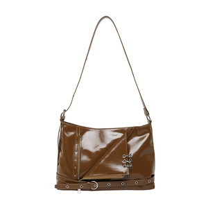 Sac cabas marron en cuir verni style punk avec anneaux métalliques et fermetures éclair