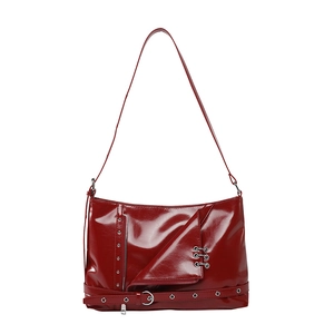 Borsa punk in pelle verniciata bordeaux con fibbie metalliche e borchie in vista frontale
