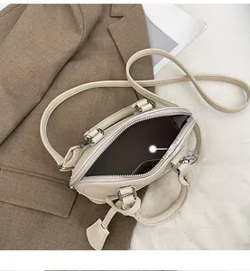 Detail der Innenseite der Muscheltasche mit Lederstruktur und Innentasche in Beige