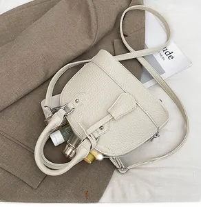 Innenansicht der beigen Ledertasche mit Platz für Lippenstift und Kosmetikaccessoires