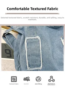 Vue détaillée macro de la texture du denim bleu clair et du patch décoratif effiloché