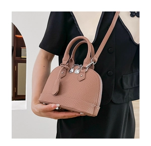 Mini-Muschelhandtasche in Altrosa mit Kieselleder-Textur und Doppelreißverschluss