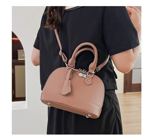 Rosabraune Muschel-Handtasche aus Leder mit Litschimuster und verstellbarem Schultergurt