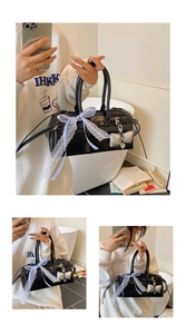 Détail du sac Boston noir brillant avec ruban à carreaux bleus et nœud en dentelle