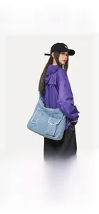Sac cabas en jean bleu clair porté par un mannequin pour référence de taille et style