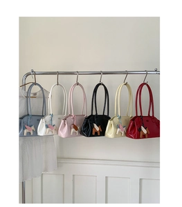 Série de sacs à bandoulière en cuir verni avec breloques poney sur crochets