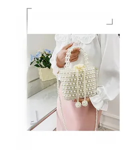 Détail du sac seau perlé fait main avec doublure à cordon et décoration florale