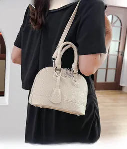 Detailansicht der beigen Muscheltasche mit strukturierter Lederoptik und Reißverschluss