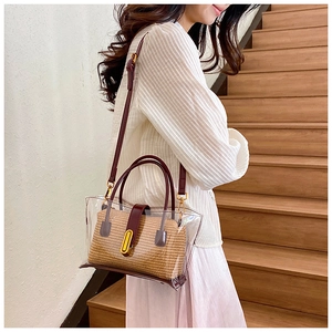 Sac seau transparent en PVC avec pochette intérieure tissée et bandoulière rouge bordeaux