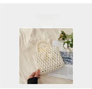 Détail du sac seau en perles tressées avec doublure en soie et poignée perlée