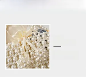 Gros plan détaillé de perles tissées avec nœud en soie et boucle en métal doré sur le sac