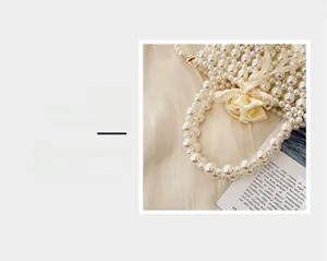 Détail macro du sac seau en perles fait main avec nœud en soie et fermoir en métal doré