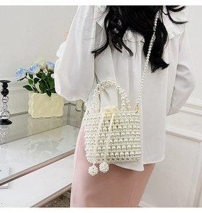 Détail du sac seau perlé à la main avec doublure en satin et bandoulière amovible