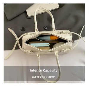 Capacité interne du sac à main en cuir blanc montrant le rangement du maquillage